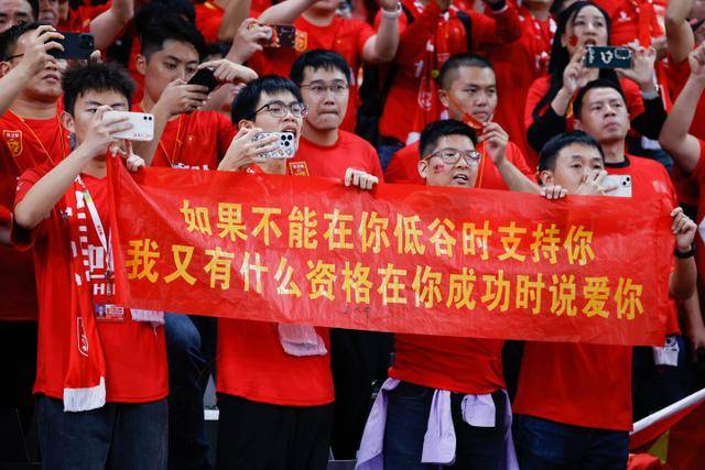 好久不见！易建联现身观澜湖高尔夫比赛 面带笑容心情不错